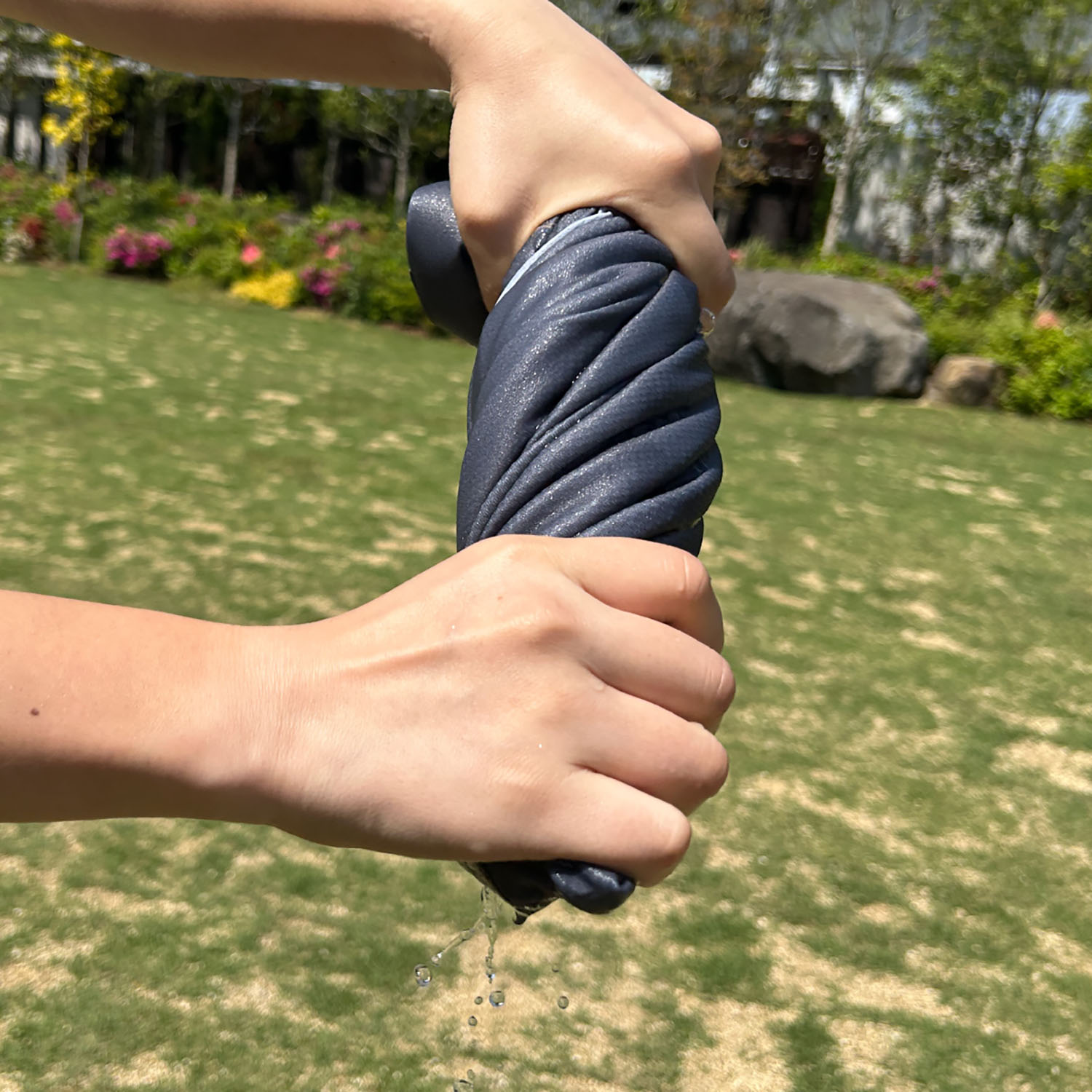 グレー